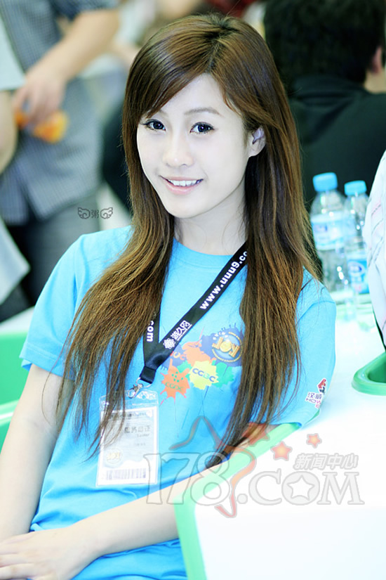 2010年CJ最美工作人员意外走红 清灵气质赢无数赞誉1.jpg