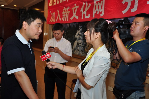 老袁接受媒体采访_调整大小.JPG