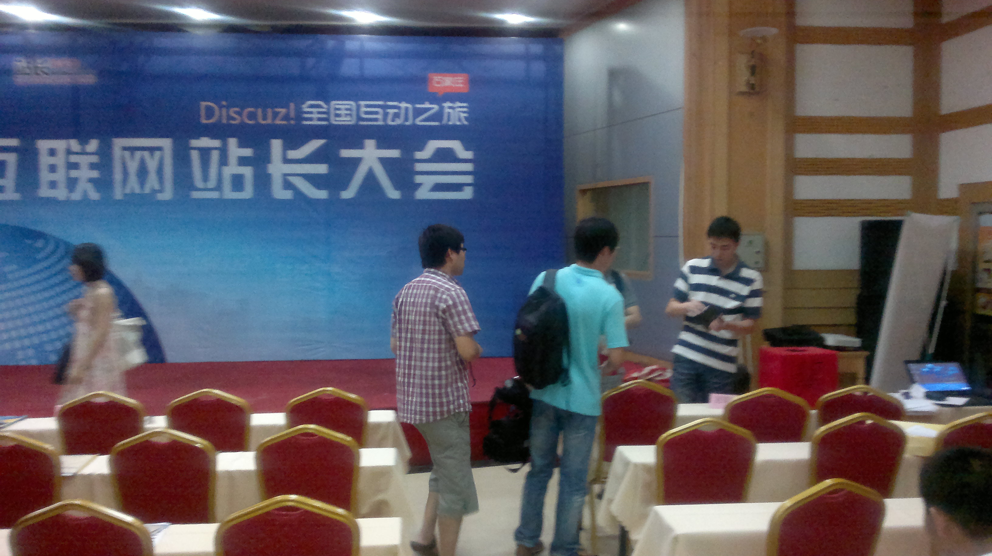 02-正在布置会场的工作人员.jpg