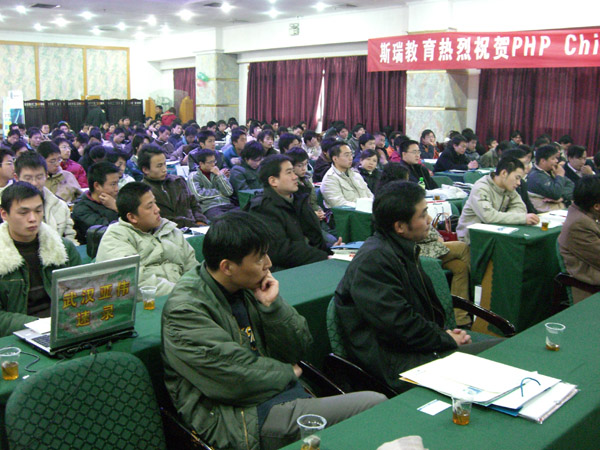 有近200人来到会场.jpg