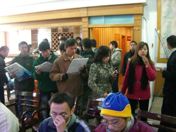 站长拿到会议资料入场.jpg