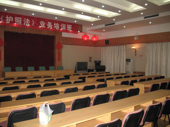 会场内部布景(我们的横幅还没贴,桌子上的袋子是大大们的感冒药,感动ING)