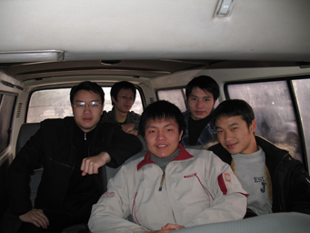 车内"倩影",从左至右:WINLW,王俞,鬼谷子,高诚,谷子好友(汗,是个硬件高手,名字明天补上) 车内"倩影",从左至右:WINLW,王俞,鬼谷子,高诚,谷子好友(汗,是个硬件高手,名字明天补上)