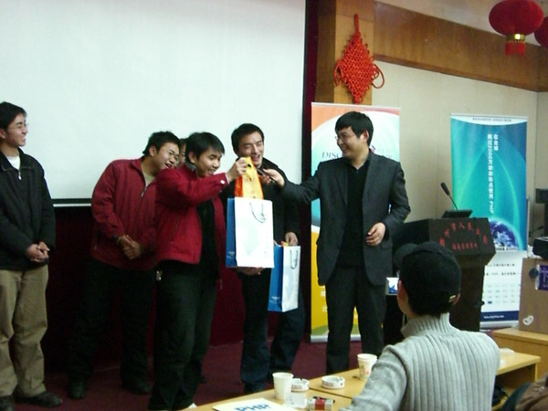 两位联络员收到从北京带来的礼物.jpg