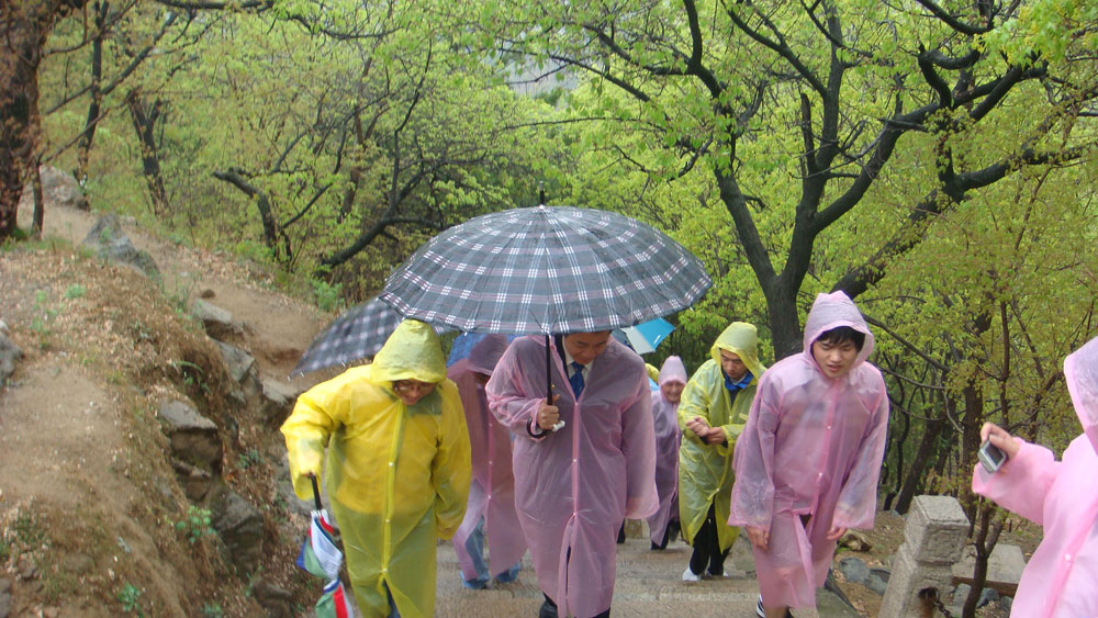 都在冒雨攀爬长城