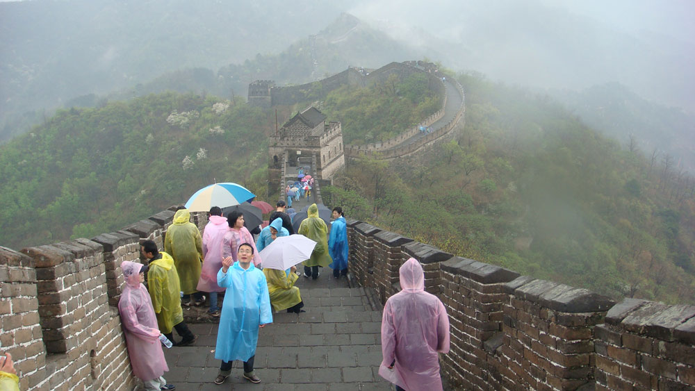 鱼登上了顶，背面的“雨雾长城”风景真好