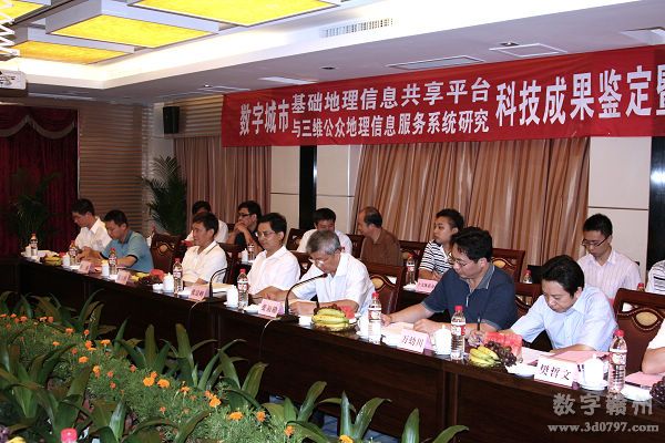 专家委员会专家正在认真评审    曾正东 摄