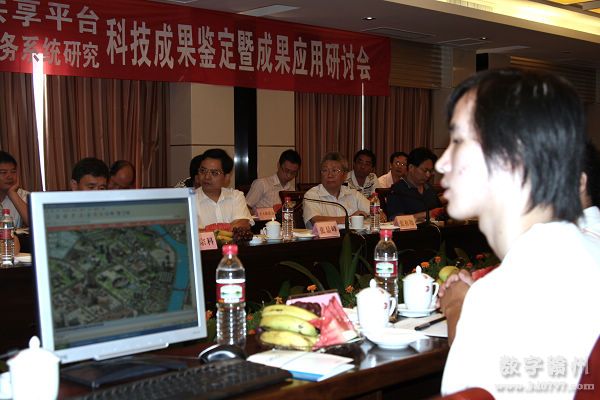 专家委员会专家正在认真评审    曾正东 摄