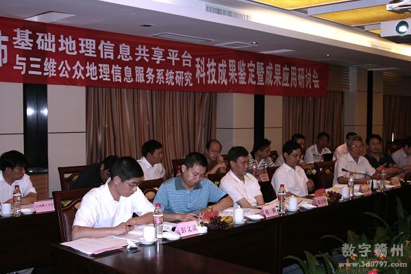 专家委员会专家正在认真评审    曾正东 摄