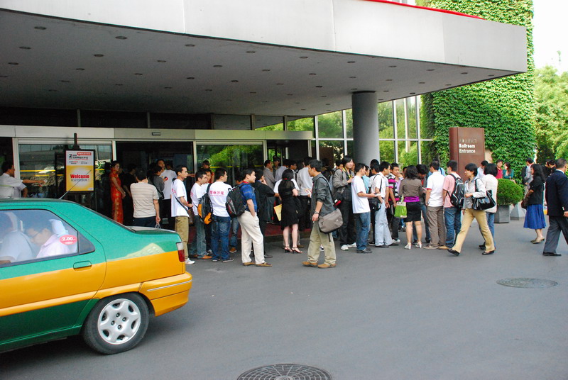 站长聚集在长城饭店门外准备排队进入会场1.jpg