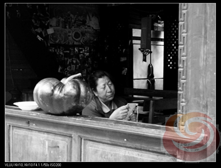 丽江老妇人.jpg